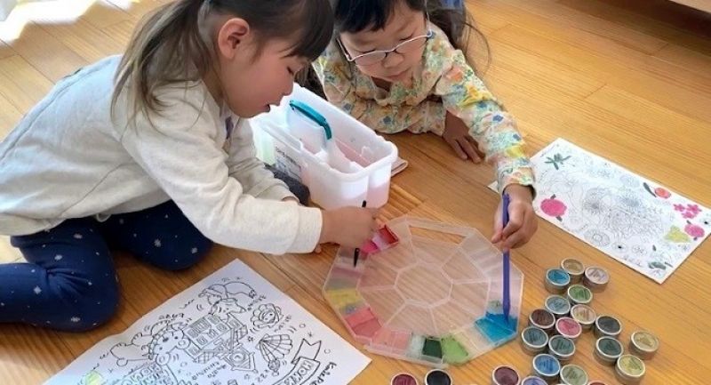 trẻ vẽ tranh bằng màu làm từ mỹ phẩm bỏ đi trẻ vẽ tranh bằng màu làm từ mỹ phẩm bỏ đi